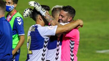 Los jugadores del Sabadell felicitan a Mackay por su actuaci&oacute;n heroica ante el Atl&eacute;tico de Madrid B.