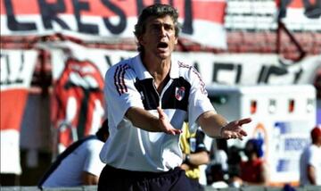 El actual entrenador del West Ham United dirigió a River en 2002 y 2003 logrando el Campeonato de Clausura en su último año en el club.

