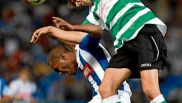 <b>MUCHA PELEA. </b>Sinama pugna por un balón con el racinguista Jordi López.