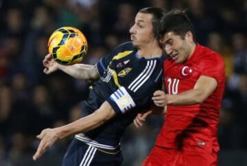 Zlatan Ibrahimovic de Suecia (L) lucha por el balón con Turquía Nuri Sahin durante el partido de fútbol amistoso internacional 