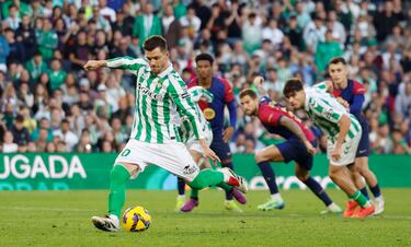 El centrocampista argentino del Betis, Giovani Lo Celso, marca de penalti el 1-1 al Barcelona. 
