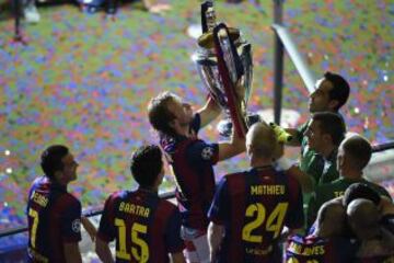 Pese a que fue suplente durante todo el torneo, Bravo celebró el título del Barcelona en esta competición. De paso, se convirtió en el primer chileno en lograr 'la Orejona'.