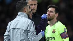 Soccer Football - Champions League Quarter Final First Leg - Manchester United v FC Barcelona - Old Trafford, Manchester, Britain - April 10, 2019  Barcelona&#039;s Lionel Messi receives medical attention after sustaining an injury             Action Imag