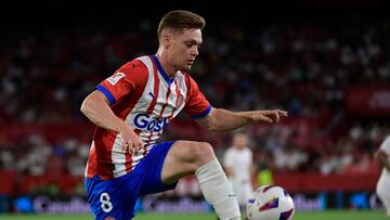 Girona's Ukrainian forward #08 Viktor Tsygankov controls the ball during the Spanish Liga football match between Sevilla FC and Girona FC at the Ramon Sanchez Pizjuan stadium in Seville on August 26, 2023. (Photo by CRISTINA QUICLER / AFP)