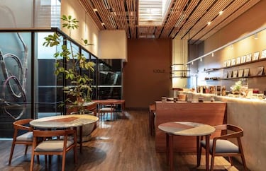 El restaurante Kjolle es el proyecto personal y la voz culinaria de la chef peruana Pía León, reconocida como la Mejor Chef Femenina del Mundo en 2021. Ubicado en el vibrante distrito de Barranco, en Lima, Perú, Kjolle forma parte del mismo complejo que el aclamado restaurante Central (liderado por su esposo, Virgilio Martínez) y el centro de investigación Mater Iniciativa, del cual Pía es la directora. El menú de Kjolle se centra en una experiencia sensorial a través de un Menú Degustación que celebra la pluralidad del Perú. 



