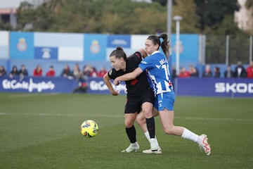 ?ngeles del ?lamo agarra a Claudia Pina en una jugada del Espanyol Barcelona de la jornada 18 de la Liga F 2024-25.