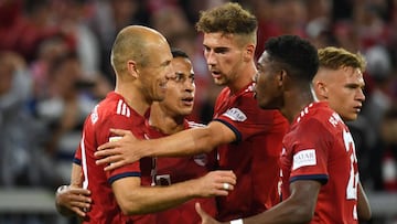 Los jugadores del Bayern celebran un gol contra el Hoffenheim en el partido inaugural de la Bundesliga contra el Hoffenheim.