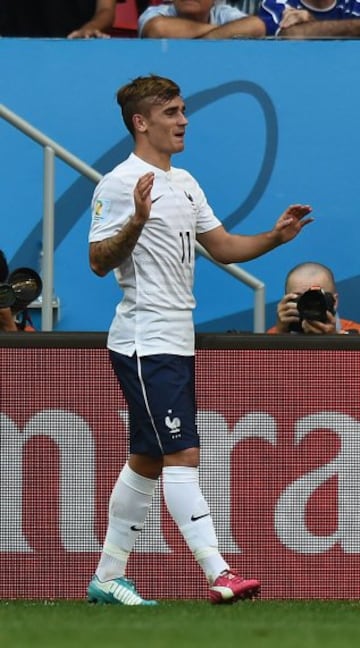 Antoine Griezmann celebra el 2-0 de Yobo en propia puerta. 