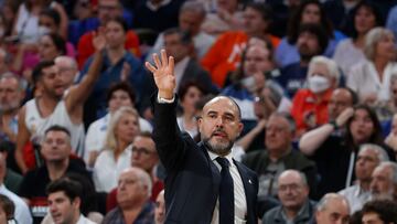El entrenador del Real Madrid, Chus Mateo, durante el partido de Euroliga entre Real Madrid y FC Barcelona celebrado este jueves en el WiZink Center de Madrid.