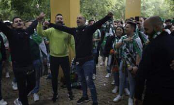 Seguidores del Real Betis por las calles de Sevilla.