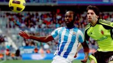 <b>DISPUTA.</b> Quincy Owusu-Abeyie y Lafi ta corren detrás del balón en un lance del encuentro.