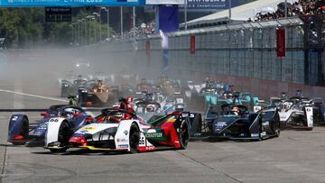 Motor racing - Formula E - Santiago ePrix - Santiago, Chile - January 26, 2019   Audi Sport ABT&#039;s Daniel Abt and Envision Virgin Racing&#039;s Sam Bird at the start of the race  REUTERS/Rodrigo Garrido