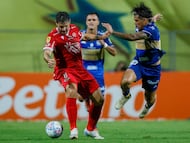 Futbol, Everton vs Nublense.
Fecha 8, Liga de Primera 2026.
El jugador de Nublense Gabriel Graciani, izquierda, disputa el balon con Alan Medina de Everton durante el partido de la Liga de primera realizado en el estadio Sausalito de Vina del Mar, Chile.
04/04/2026
Andres Pina/Photosport
Football, Everton vs Nublense.
8th turn, 2026 First division League.
Nublense player Gabriel Graciani, left, vies for the ball against Alan Medina of Everton during a first division match at Sausalito stadium in Vina del Mar, Chile.
04/04/2026
Andres Pina/Photosport