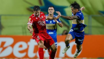Futbol, Everton vs Nublense.
Fecha 8, Liga de Primera 2026.
El jugador de Nublense Gabriel Graciani, izquierda, disputa el balon con Alan Medina de Everton durante el partido de la Liga de primera realizado en el estadio Sausalito de Vina del Mar, Chile.
04/04/2026
Andres Pina/Photosport
Football, Everton vs Nublense.
8th turn, 2026 First division League.
Nublense player Gabriel Graciani, left, vies for the ball against Alan Medina of Everton during a first division match at Sausalito stadium in Vina del Mar, Chile.
04/04/2026
Andres Pina/Photosport