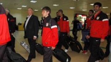 VIAJE. Temprado, Villa, Miranda y Costa, en el aeropuerto de Bakú.