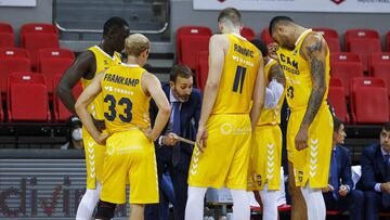 Jok, Frankamp, Radovic y Lima atienden las instrucciones de Sito Alonso durante un partido de Liga. El UCAM Murcia ha sido uno de los equipos más castigados por la COVID-19.