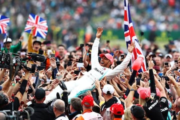 Lewis Hamilton celebrando con sus fans la victoria en el Gran Premio de F1 de Gran Bretaña en Silverstone el 14 de julio de 2019.