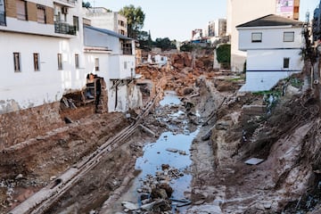 Una zona afectada por la DANA, a 2 de noviembre de 2024, en Chiva, Valencia, Comunidad Valenciana (España). Más de 200 voluntarios de Protección Civil de toda España están participando en las tareas de emergencia en la provincia de Valencia. La cifra de fallecidos por el temporal es más de 210, y desde el 1 de noviembre, se ha restringido el acceso con vehículos privados a los municipios afectados.