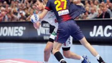 Viran Morros controla la acción de Domagoj Duvnjak, pero esta vez el Hamburg encontró otra solución inesperada: Kraus.