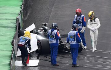 ¡Accidente de Hamilton! Ha perdido el control del Mercedes en la subida del segundo sector, en la curva 7, y se ha golpeado contra el muro en la Q1