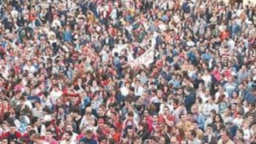 <b>ENTREGADOS. </b>La afición del Ademar está volcada con el equipo, como en las anteriores finales.