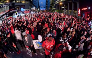 Los seguidores de Toronto Raptors salieron a las calles de la capital de la provincia de Ontario para celebrar por todo lo alto la consecución del anillo de la NBA tras derrotar en las finales a Golden State Warriors. 
