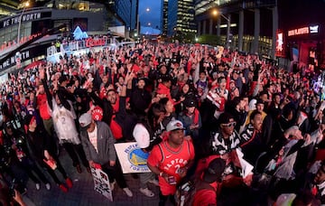 Los seguidores de Toronto Raptors salieron a las calles de la capital de la provincia de Ontario para celebrar por todo lo alto la consecución del anillo de la NBA tras derrotar en las finales a Golden State Warriors. 