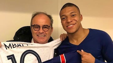 El director deportivo Luis Campos posa junto a Kylian Mbappé, jugador del Paris Saint-Germain.