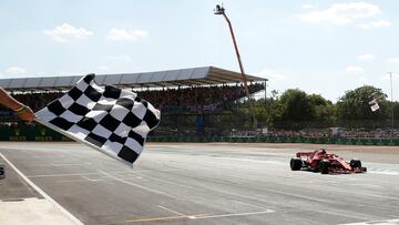 Sebastian Vettel cruza la línea de meta en primer lugar.