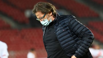 Peru&#039;s coach Argentine Ricardo Gareca leaves the field after losing 2-0 to Chile in their closed-door 2022 FIFA World Cup South American qualifier football match at the National Stadium in Santiago, on November 13, 2020. (Photo by MARTIN BERNETTI / P