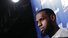 LWS108. CLEVELAND (OH, EE.UU.), 07/06/2018.- El jugador de Cleveland Cavaliers LeBron James habla en una rueda de prensa durante un entrenamiento hoy, jueves 7 de junio de 2018, previo al cuarto juego de las finales de la NBA entre Golden State Warriors y Cleveland Cavaliers, en Quicken Loans Arena en Cleveland (EE.UU.). EFE/LARRY W. SMITH PROHIBIDO SU USO POR SHUTTERSTOCK