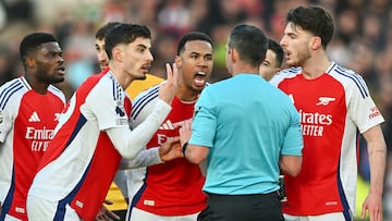 Wolverhampton (United Kingdom), 25/01/2025.- Kai Havertz of Arsenal, Gabriel of Arsenal and Declan Rice of Arsenal surround Referee Michael Oliver during the English Premier League match between Wolverhampton Wanderers and Arsenal FC, in Wolverhampton, Britain, 25 January 2025. (Reino Unido) EFE/EPA/VINCE MIGNOTT EDITORIAL USE ONLY. No use with unauthorized audio, video, data, fixture lists, club/league logos, 'live' services or NFTs. Online in-match use limited to 120 images, no video emulation. No use in betting, games or single club/league/player publications.