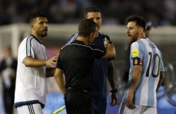 Messi tuvo un incidente con el árbitro Sandro Ricci del encuentro de clasificación para el Mundial 2018 ante Chile que le costó una sanción de 4 partidos (con posible rebaja).