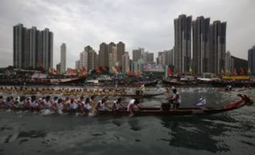 China celebra hoy este festival que conmemora la memoria del poeta chino Qu Yuan, que se ahogó en el 277 antes de Cristo, para protestar contra el gobierno corrupto de su tiempo. Celebración en el Puerto pesquero de Aberdeen de Hong Kong.