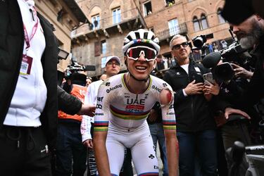 Pogačar exhausto y magullado tras ganar la carrera.