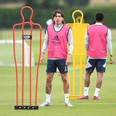 Bellerín se entrena con el Arsenal pero piensa en el Betis
