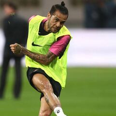 La reconversión de Alves para solucionar la papeleta de Tuchel