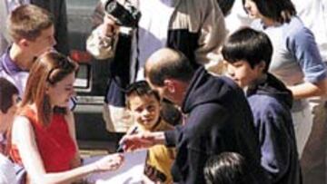<B>ADMIRADO.</B> Zidane mueve masas. Ayer todos querían hacerse una foto con él. En la imagen, firma un autógrafo en un libro del Centenario de AS.