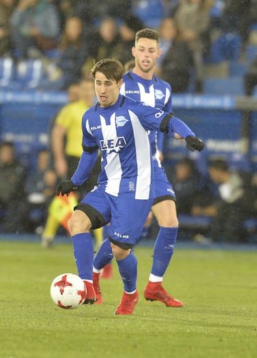 Tras marcharse del Barça, continuó su carrera por el extranjero, Milan, Roma, Ajax, Stoke City y Mainz 05, regresó a España para jugar en el Alavés la temporada 2017-18.