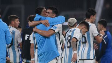 AMDEP1350. SANTIAGO DEL ESTERO (ARGENTINA), 20/05/2023.- Jugadores de Argentina celebran hoy, al final de un partido del grupo A de la Copa Mundial de Fútbol sub-20 entre Argentina y Uzbekistán en el estadio Único de Ciudades en Santiago del Estero (Argentina). EFE/ Juan Ignacio Roncoroni
