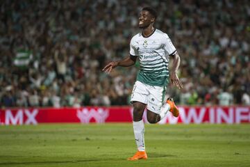 Jugó en Santos Laguna del 2014 al 2017.