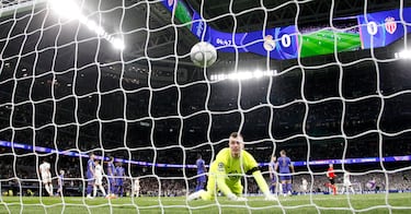1-0. Franco Mastantuono centra a Federico Valverde dentro del área, el charrúa asiste a Kylian Mbappé que llega desde de atrás y saca un disparo de primeras raso y cruzado para superar a Philipp Köhn.