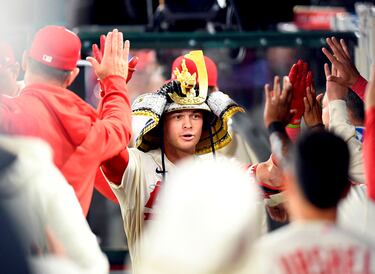 Logan OHoppe, de Los Ángeles, se pone Kabuto, el sombrero samurai del Japón feudal con el que el equipo celebra sus home runs, tras su carrera en solitario frente a los Washington Nationals en el partido de la Liga estadounidense de béisbol (MLB). Un homenaje al nipón Shohei Ohtani, estrella del equipo angelino.