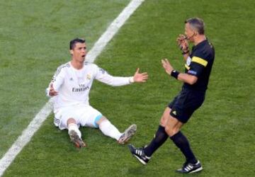 Cristiano Ronaldo  protest aal árbitro Bjorn Kuipers.