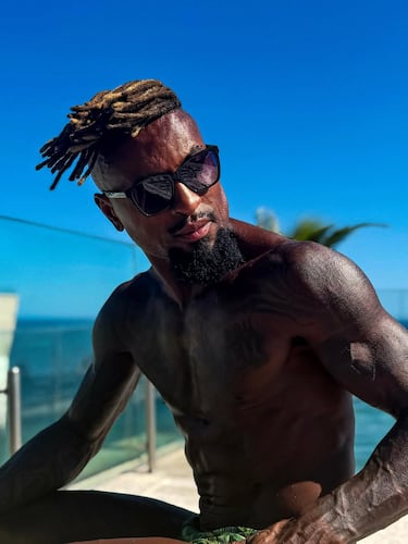 "Solo había autos de lujo. En el vestuario, todos iban de traje y yo con ropa sencilla. Roberto Carlos bromeaba diciendo que pensarían que había ido a pintar el vestuario".