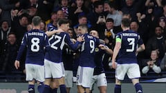 Los jugadores escoceses celebrando un gol