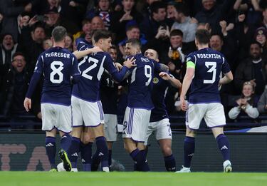 Los jugadores escoceses celebran el tanto del mediocentro del Manchester United.