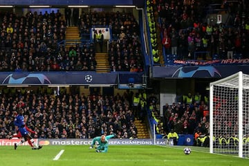 Willy not big enough | Serge Gnabry of Bayern Munich scores to make it 0-2.