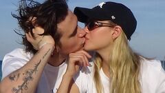 Brooklyn Beckham celebra su primer aniversario con Nicola Peltz desnudos en la bañera