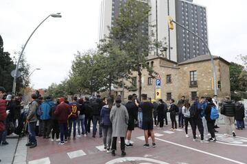 Crowds start to gather outside the Hotel Princesa Sofía.